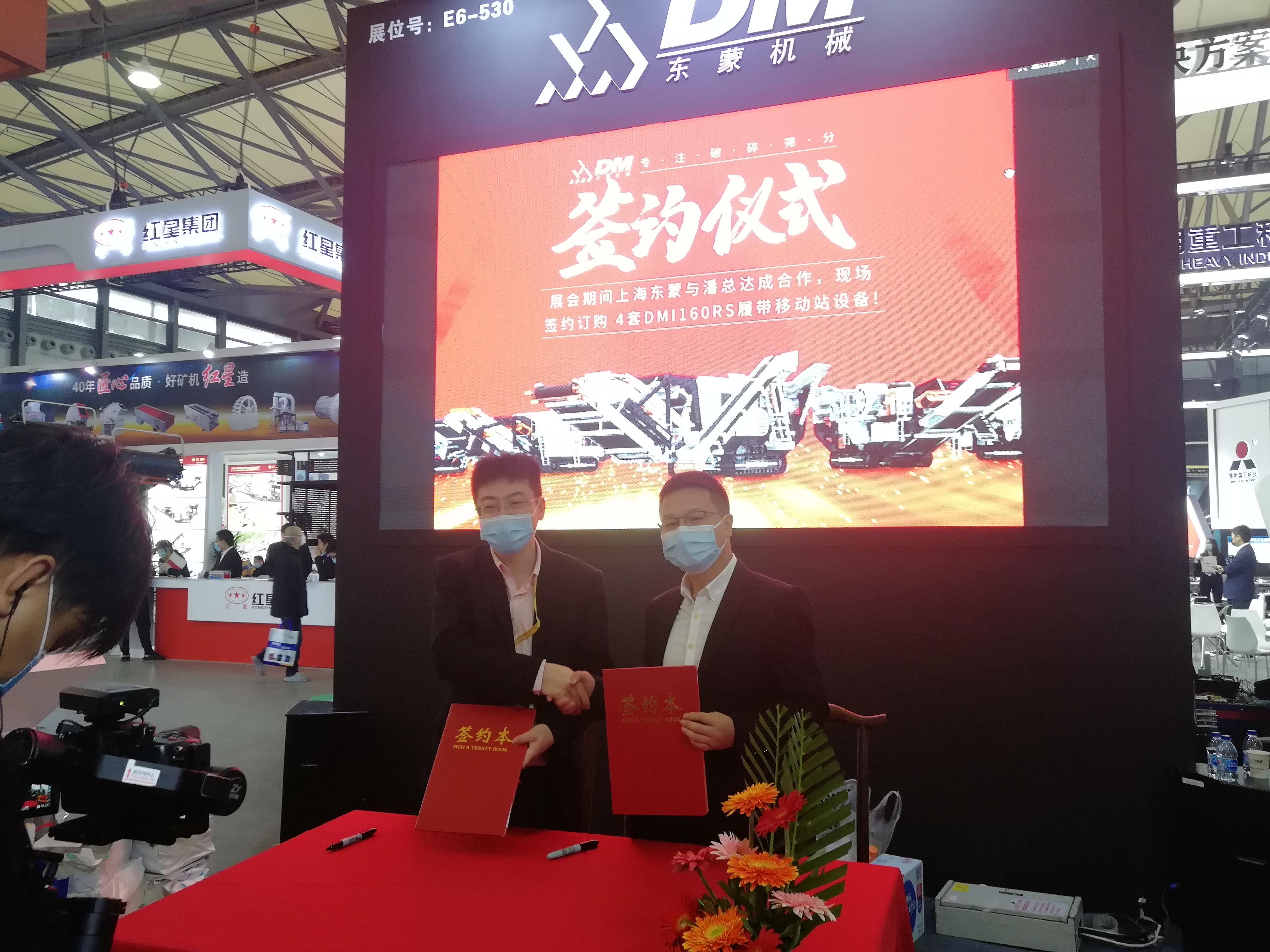 【現(xiàn)場(chǎng)直擊】首日簽訂大單！全球多語種同步直播baumaChina！上海東蒙寶馬展首日喜迎開門紅，精彩先睹為快！（內(nèi)附視頻